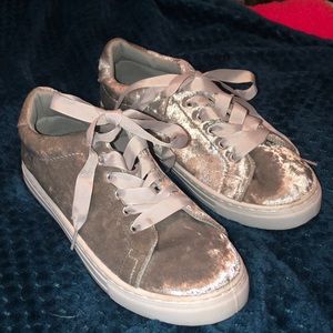 Qupid velvet shoes. 7-1/2 fit more like a 7.